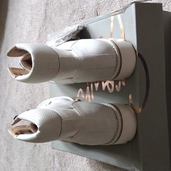 Crown Vintage Boots - Picture 4 of 6